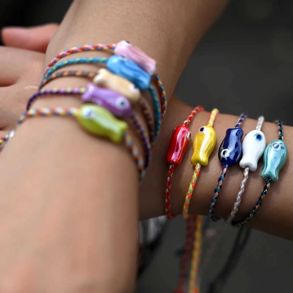 Böhmisches Keramik-Armband mit kleinem Fisch – mehrfarbiger Zugschnur, verstellbar, trendige Knöchel-/Handgelenkkette, süßer Damen-Festival-Schmuck
