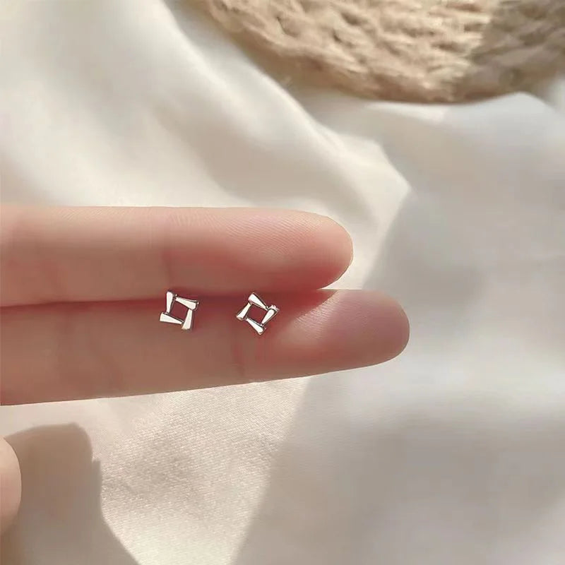 Silberfarbene, einfache kleine Schmetterlings-Ohrstecker für Damen, 925er Silbernadeln, hypoallergen, für den täglichen Gebrauch, Ohrpiercing-Schmuck