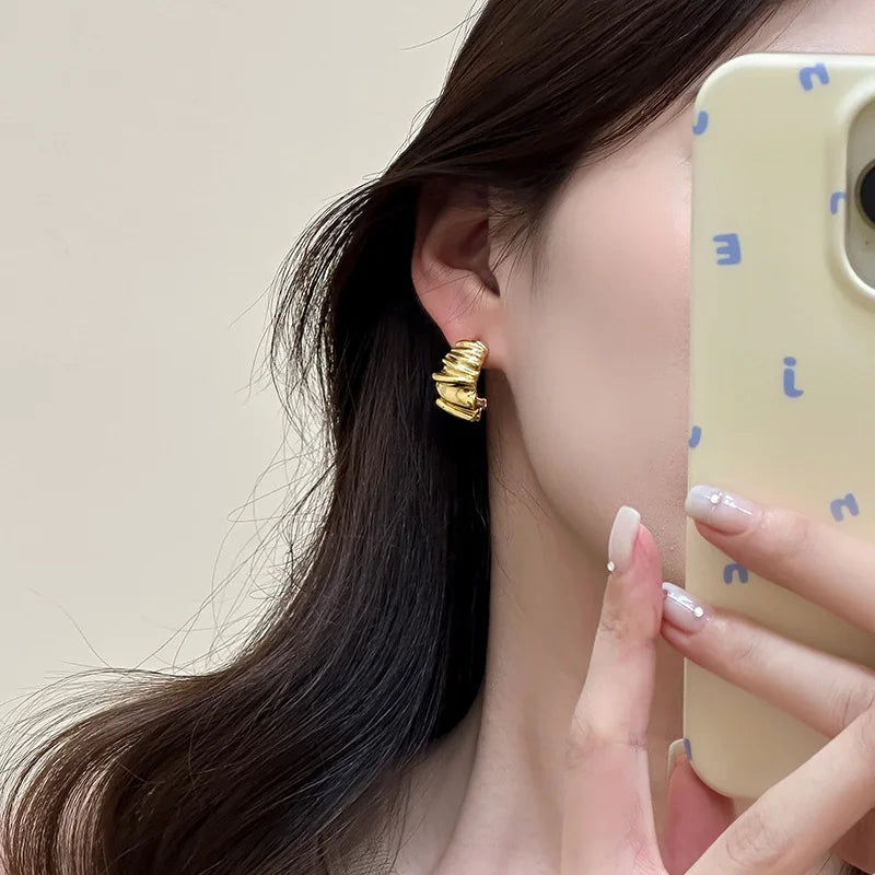 FTCY Unregelmäßige Wellenförmige Plissee Ohrstecker Für Frauen Retro Trendy Wasser Welligkeit Muster Glänzende Geometrische Metall Ohrringe