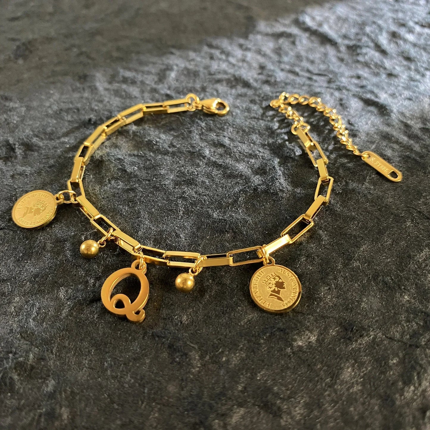 Queen Coin Letter 18K vergoldetes Edelstahlarmband für Frauen, kleiner Glockenanhänger, verstellbares Armband, klassischer Schmuck, Geschenk