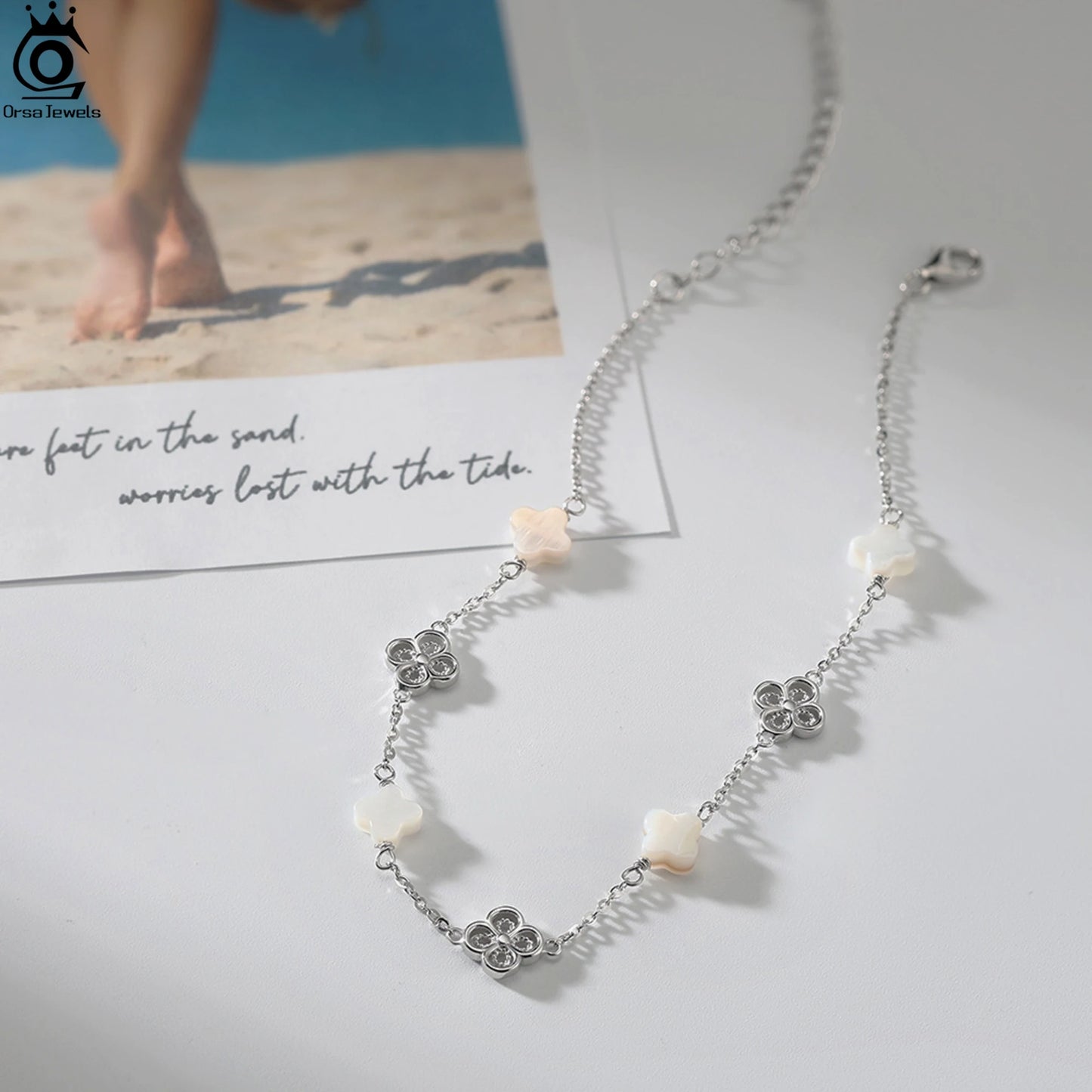 ORSA JEWELS Fußkettchen aus 925er-Sterlingsilber mit weißer Muschel, vierblättriges Kleeblatt-Design, Naturstil, Glückssymbol, Sommer-Accessoire, Geschenk GMA03
