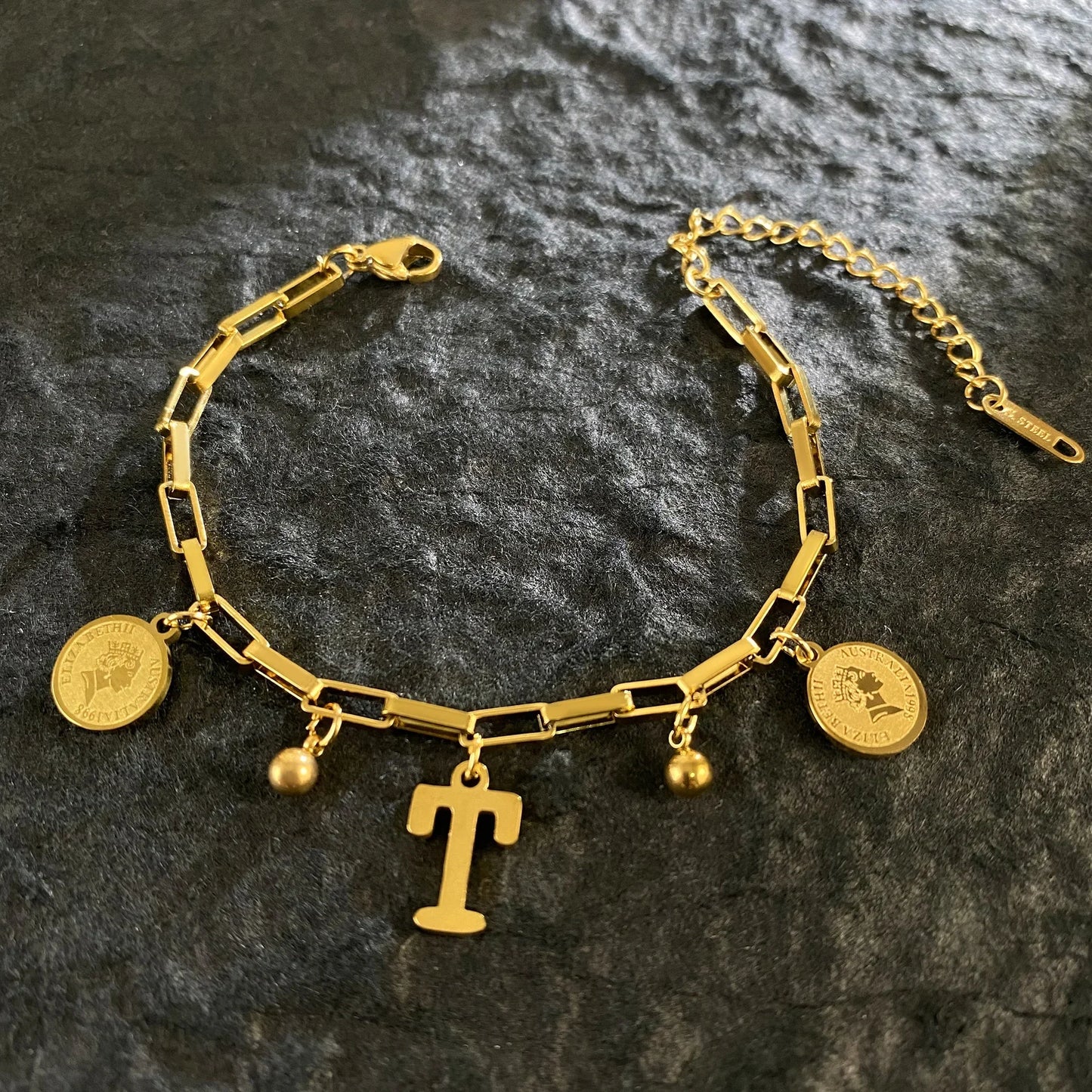 Queen Coin Letter 18K vergoldetes Edelstahlarmband für Frauen, kleiner Glockenanhänger, verstellbares Armband, klassischer Schmuck, Geschenk