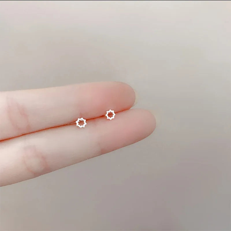 Silberfarbene, einfache kleine Schmetterlings-Ohrstecker für Damen, 925er Silbernadeln, hypoallergen, für den täglichen Gebrauch, Ohrpiercing-Schmuck