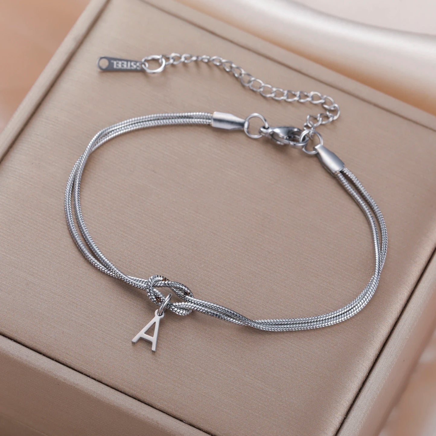 Skyrim Anfangsbuchstabe Liebe Knoten Armbänder Frauen Männer Paar Edelstahl Gold Farbe Schlangenkette Armbänder A-Z Alphabet Schmuck