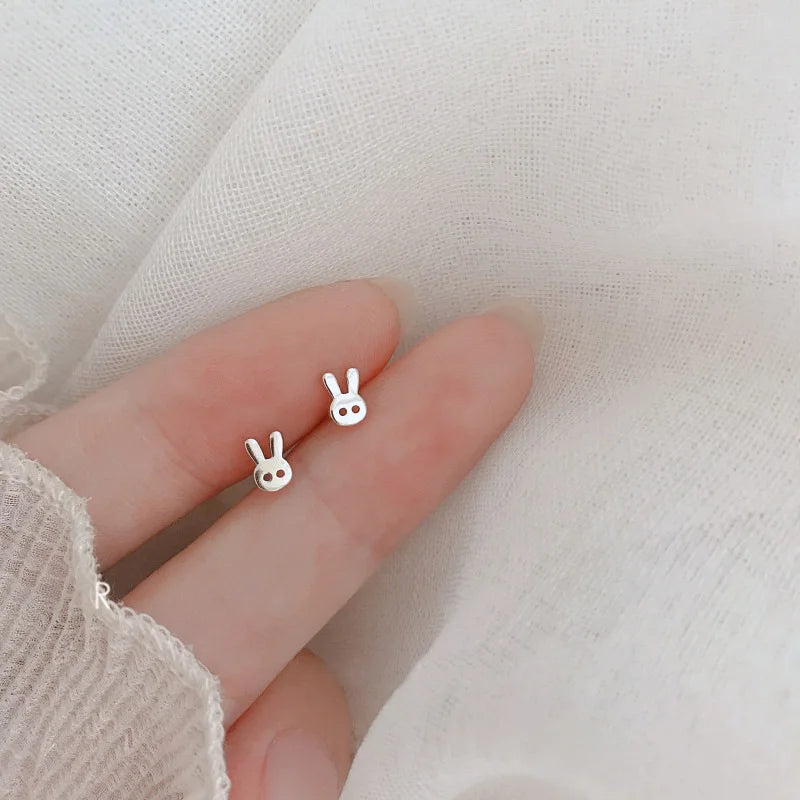 Silberfarbene, einfache kleine Schmetterlings-Ohrstecker für Damen, 925er Silbernadeln, hypoallergen, für den täglichen Gebrauch, Ohrpiercing-Schmuck
