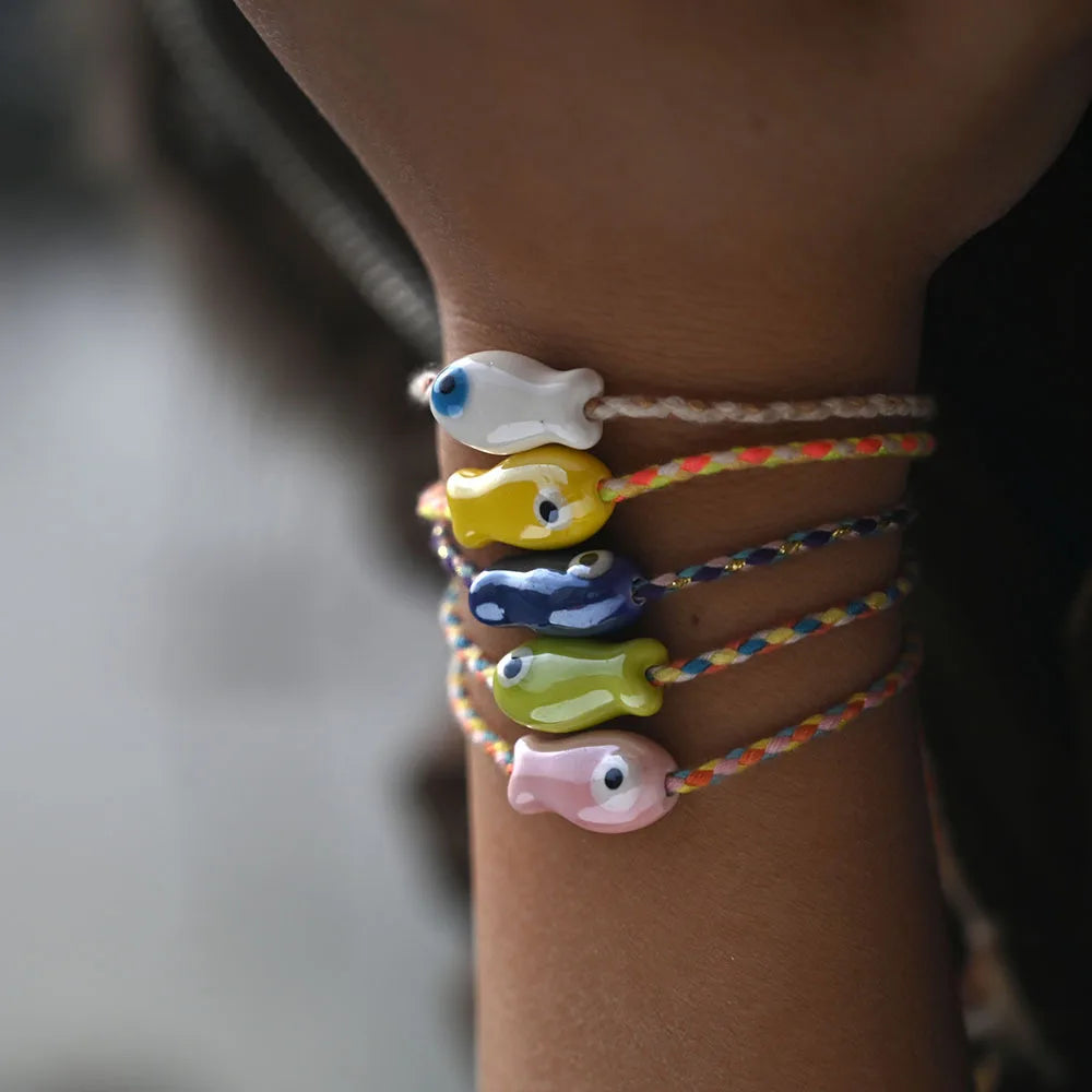 Böhmisches Keramik-Armband mit kleinem Fisch – mehrfarbiger Zugschnur, verstellbar, trendige Knöchel-/Handgelenkkette, süßer Damen-Festival-Schmuck