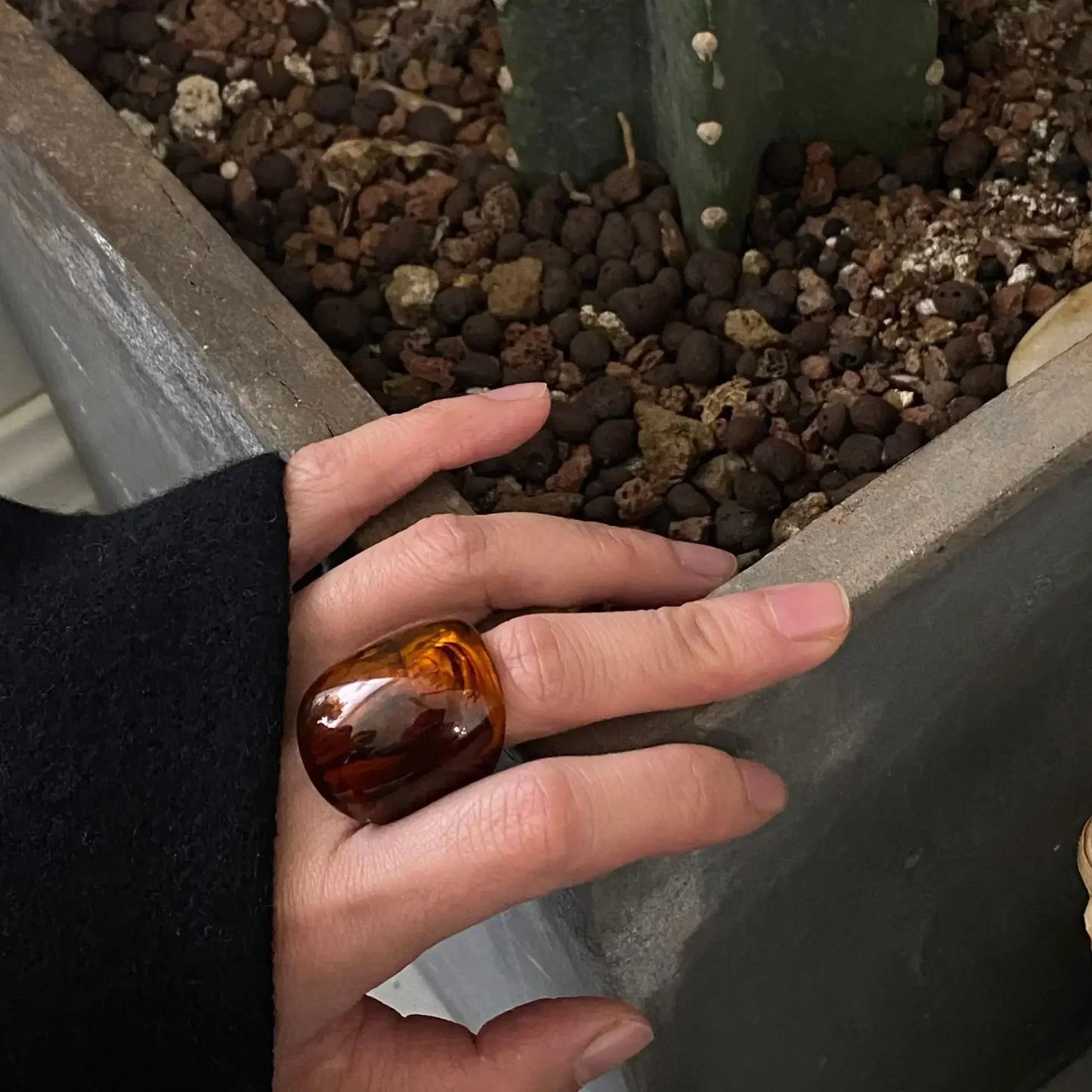 Neue Vintage Trendy Große Finger Ringe für Frauen Übertrieben Bernstein Farbe Harz Temperament Geometrische Finger Ring Punk Schmuck