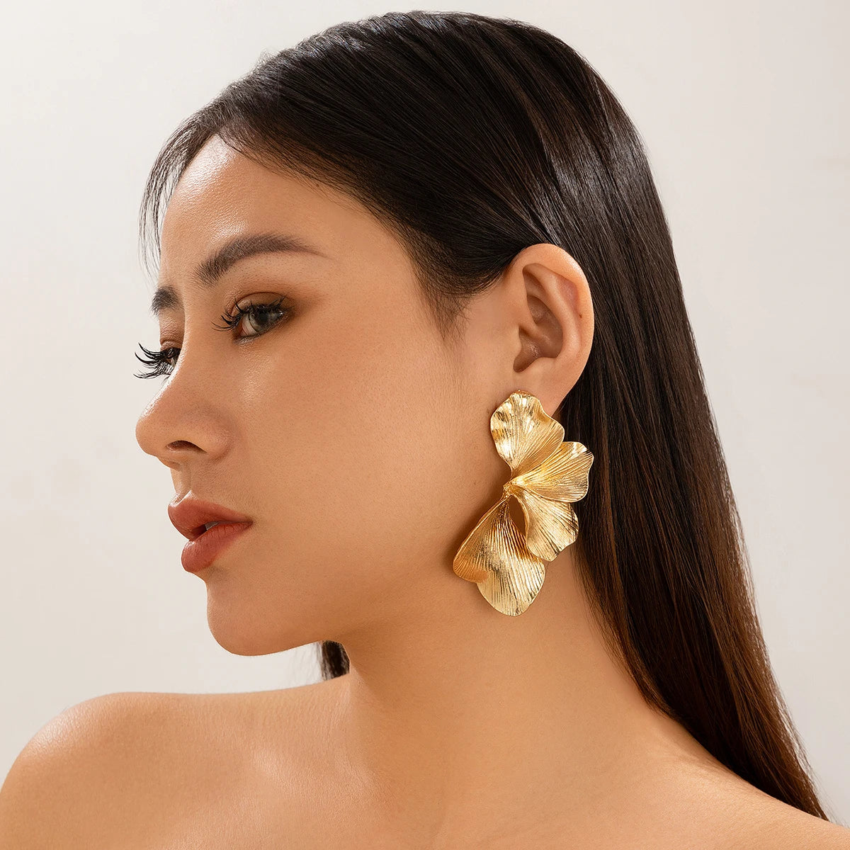 KunJoe Elegante Ginkgo Blätter Halbe Blume Ohrstecker für Frauen Design Sinn Gold Farbe Blütenblätter Piercing Ohrringe Damen Schmuck