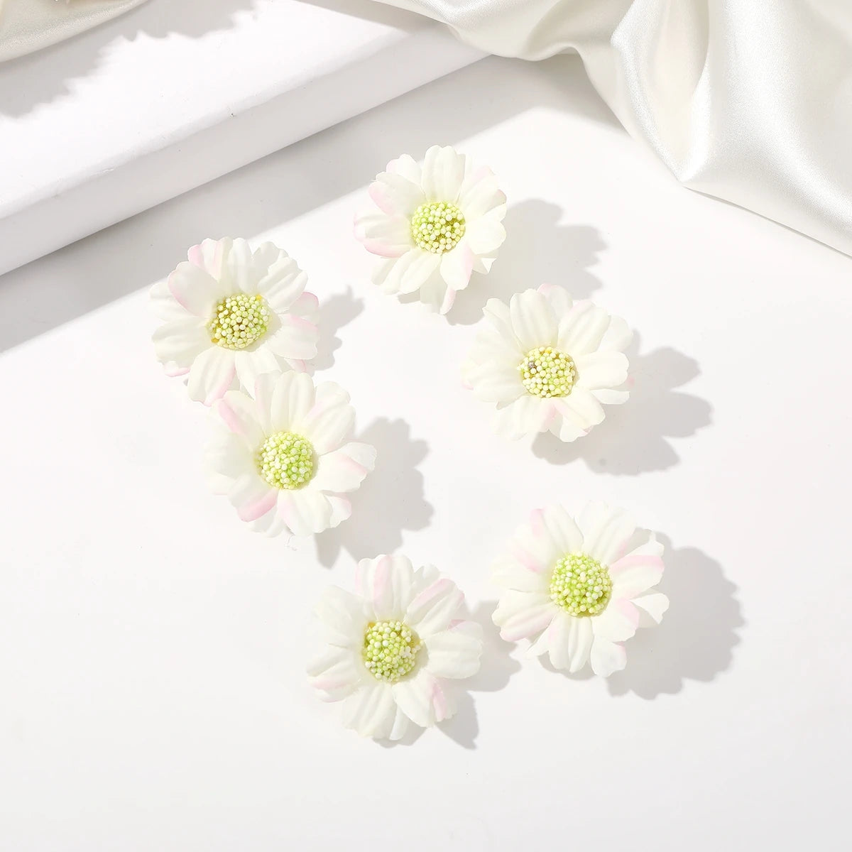 AWAYTR 6 Stück Sonnenblumen-Haarspangen, seitlicher Pony-Clip, niedliche Gänseblümchen, kleine Blumen-Haarnadeln, Entenschnabel-Haarnadel, Damen-Haar-Accessoires