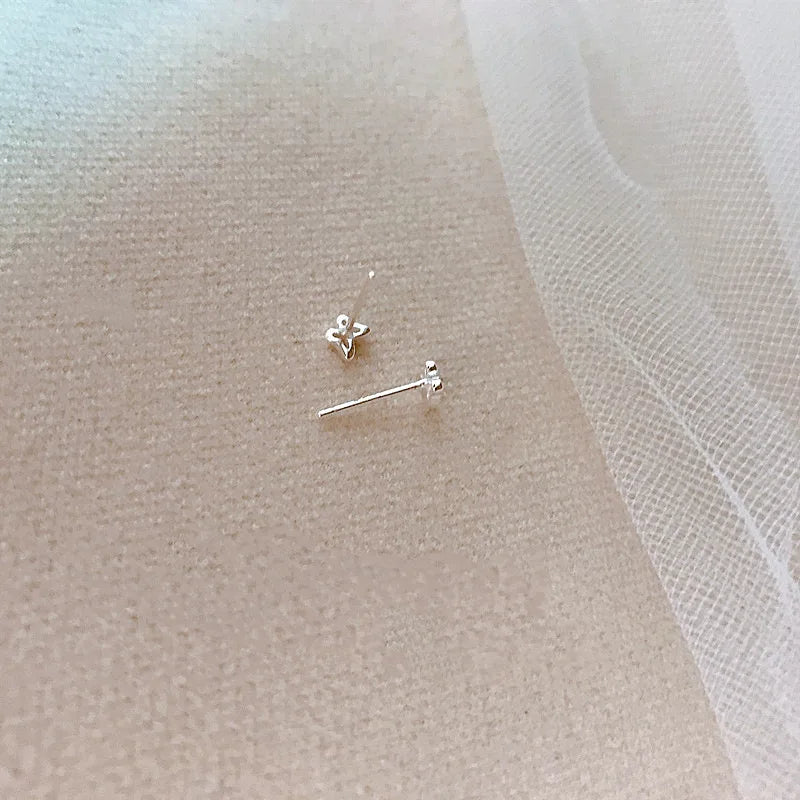 Silberfarbene, einfache kleine Schmetterlings-Ohrstecker für Damen, 925er Silbernadeln, hypoallergen, für den täglichen Gebrauch, Ohrpiercing-Schmuck