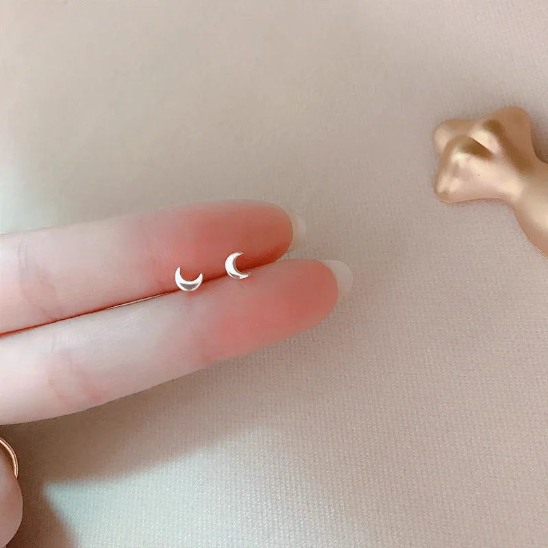 Silberfarbene, einfache kleine Schmetterlings-Ohrstecker für Damen, 925er Silbernadeln, hypoallergen, für den täglichen Gebrauch, Ohrpiercing-Schmuck