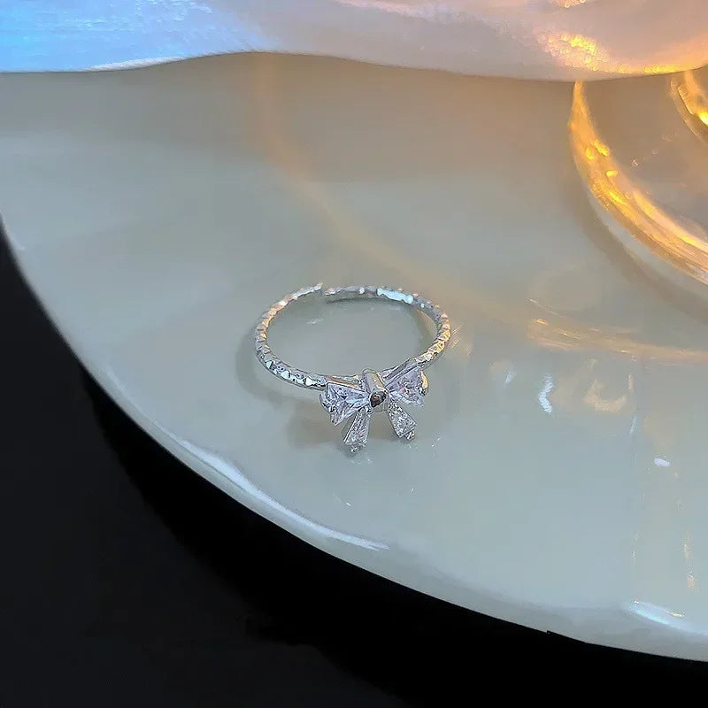 Romantische schöne weiße Schleife Ringe weibliche Mädchen exquisite Schmuck Ring mit glänzender Fliege Zirkon für Party Dating Liebhaber Geschenke