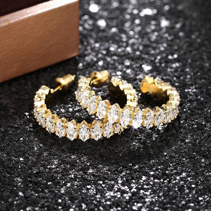 Huitan Funkelnde Creolen mit kubischem Zirkonia für Damen, brillanter, charmanter, attraktiver Verlobungsschmuck, zarte Accessoires