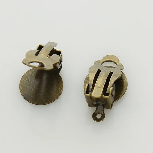 50 teile/los 10mm Kirsite Runde Flache Ohr Clip Basis Cabochon Lünette Tablett Ohrringe Clips Für Nicht Piercing Ohrringe Zubehör