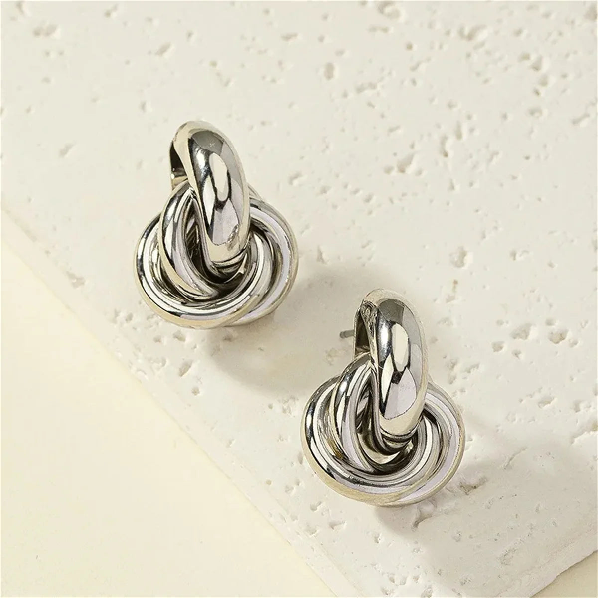 2 Stück trendige Edelstahl-Knoten-Creolen in Goldfarbe für Frauen, glänzender süßer Tragus-Knorpel-Ohrstecker, geeignet für Freundin