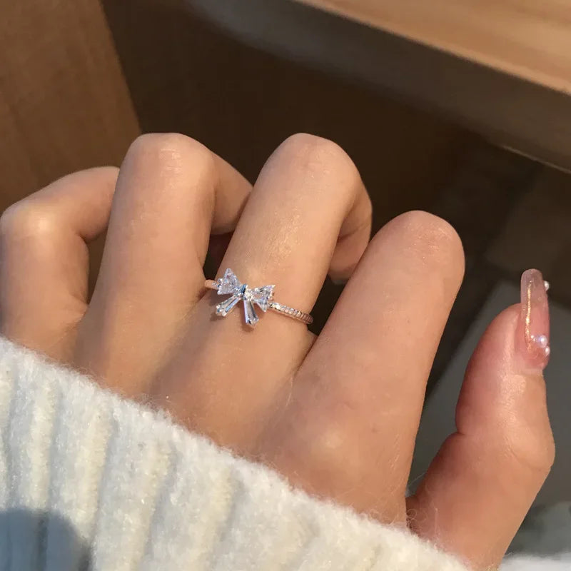 Romantische schöne weiße Schleife Ringe weibliche Mädchen exquisite Schmuck Ring mit glänzender Fliege Zirkon für Party Dating Liebhaber Geschenke