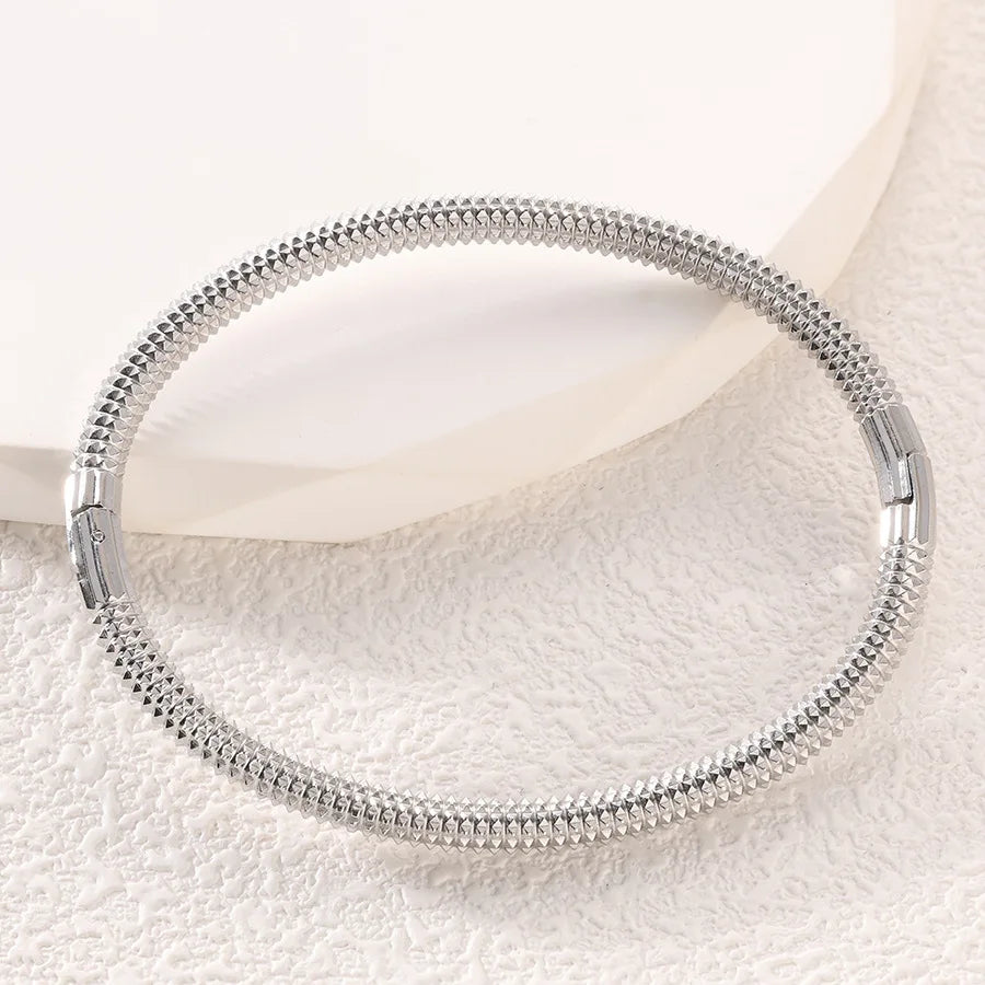 ZAKOL Wasserdichtes Edelstahl-Manschettenarmband, Armreifen für Damen, glattes Metall, zu öffnende Armbänder, Schmuck, Geschenk