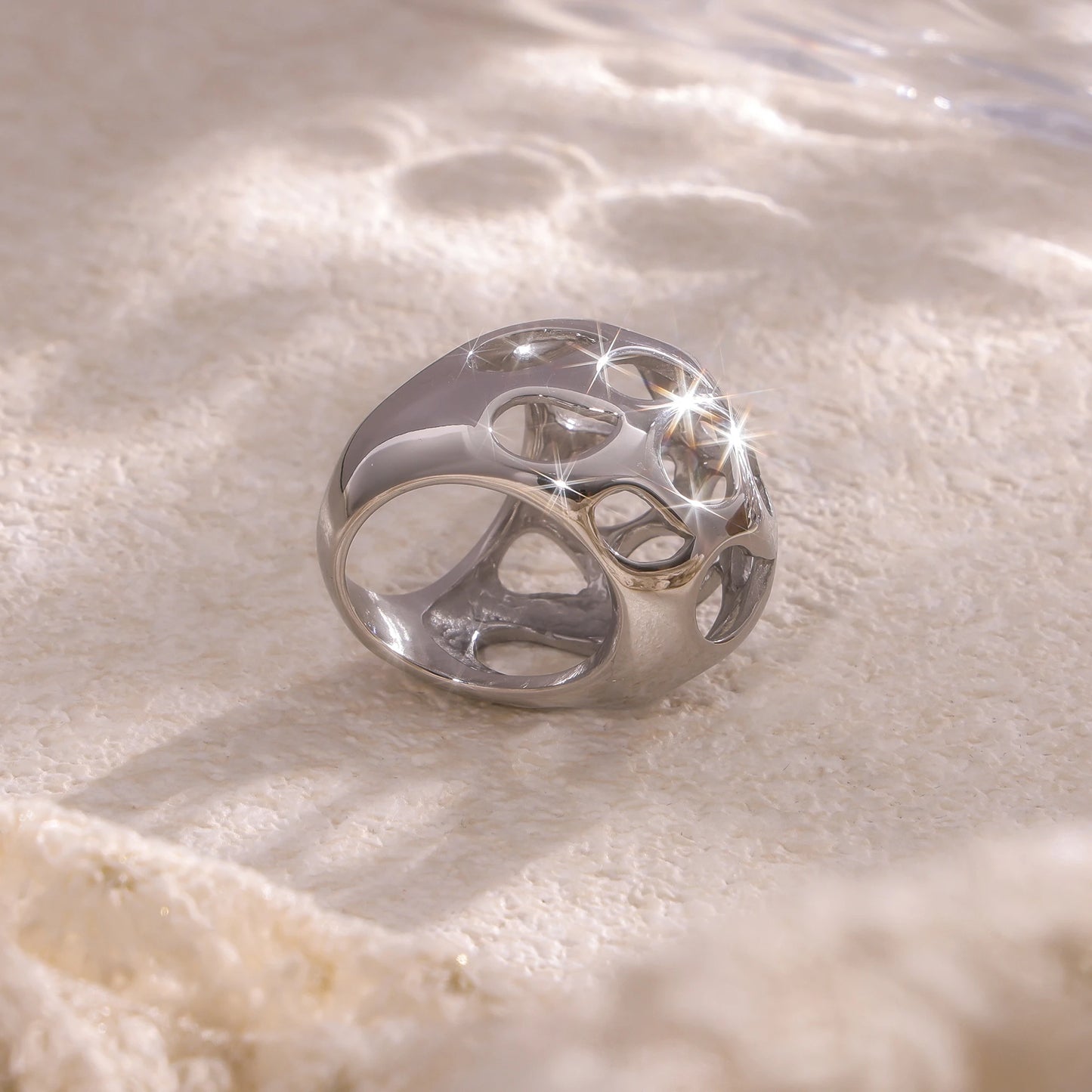 Einzigartiger ausgehöhlter Kugelring für Frauen, 18 Karat vergoldet, Übertreibung, Damen-Fingerringe aus Edelstahl, ästhetischer Damenschmuck