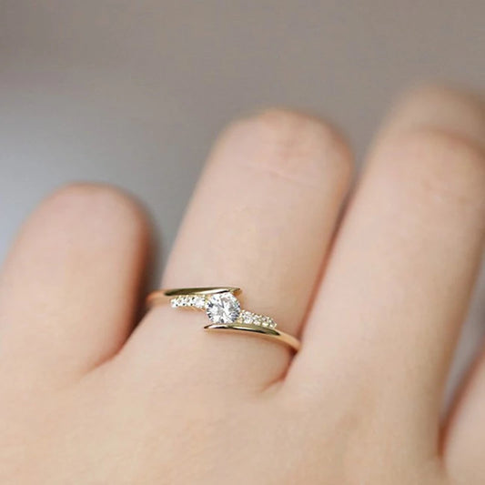 Huitan Modernes Design Ehering für Frauen Inlay AAA Zirkonia Stein Luxus Gold Farbe Verlobungsringe Heißer Trendy Schmuck