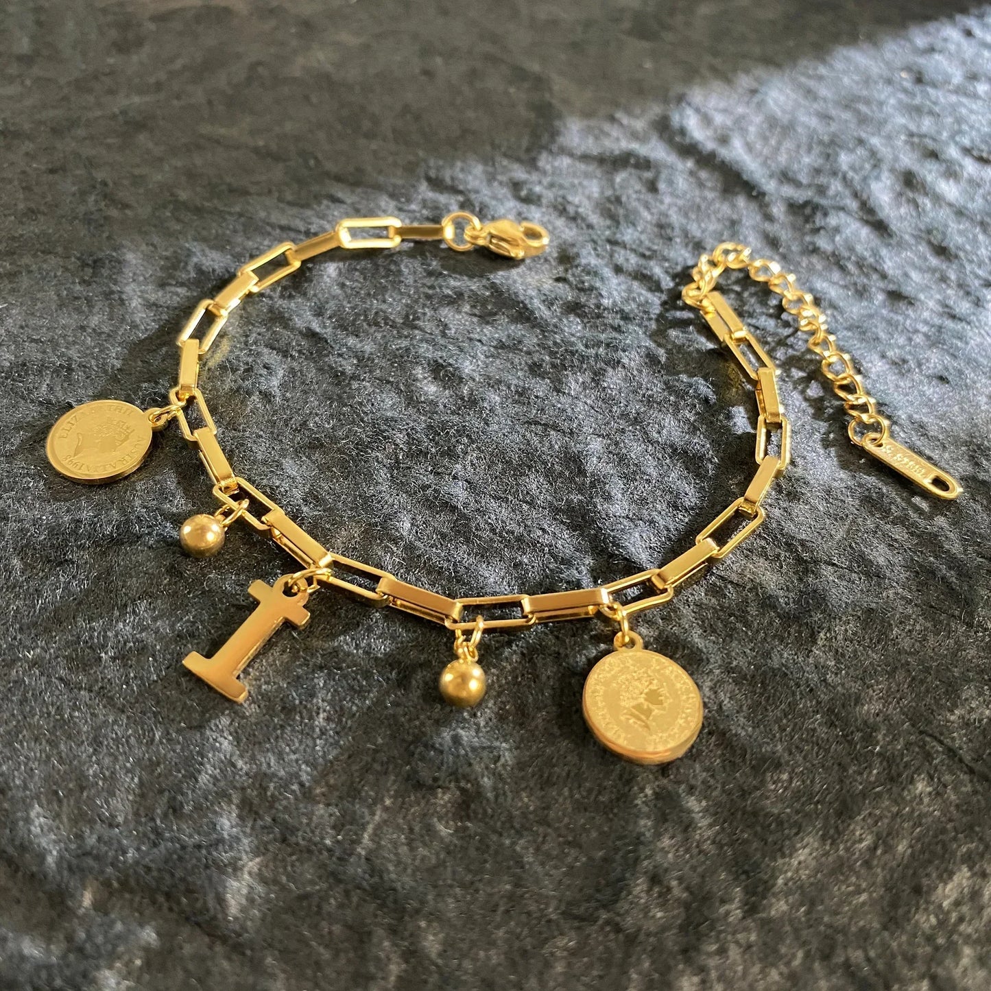 Queen Coin Letter 18K vergoldetes Edelstahlarmband für Frauen, kleiner Glockenanhänger, verstellbares Armband, klassischer Schmuck, Geschenk