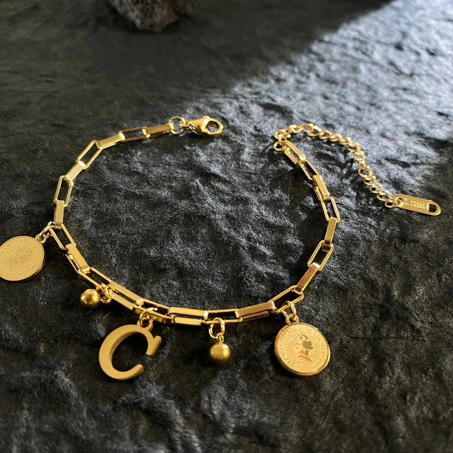 Queen Coin Letter 18K vergoldetes Edelstahlarmband für Frauen, kleiner Glockenanhänger, verstellbares Armband, klassischer Schmuck, Geschenk