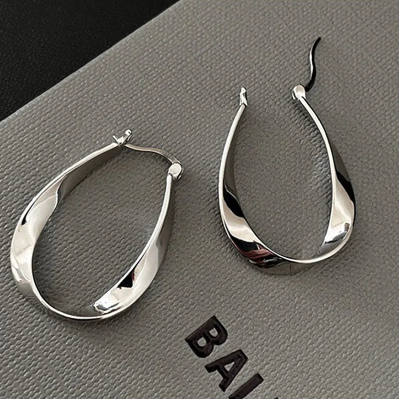 Silber Farbe Geometrische Twisted Creolen für Frauen Mobius Streifen Kompakte Ohrring Weiblichkeit Ohr Eckle Schmuck Zubehör