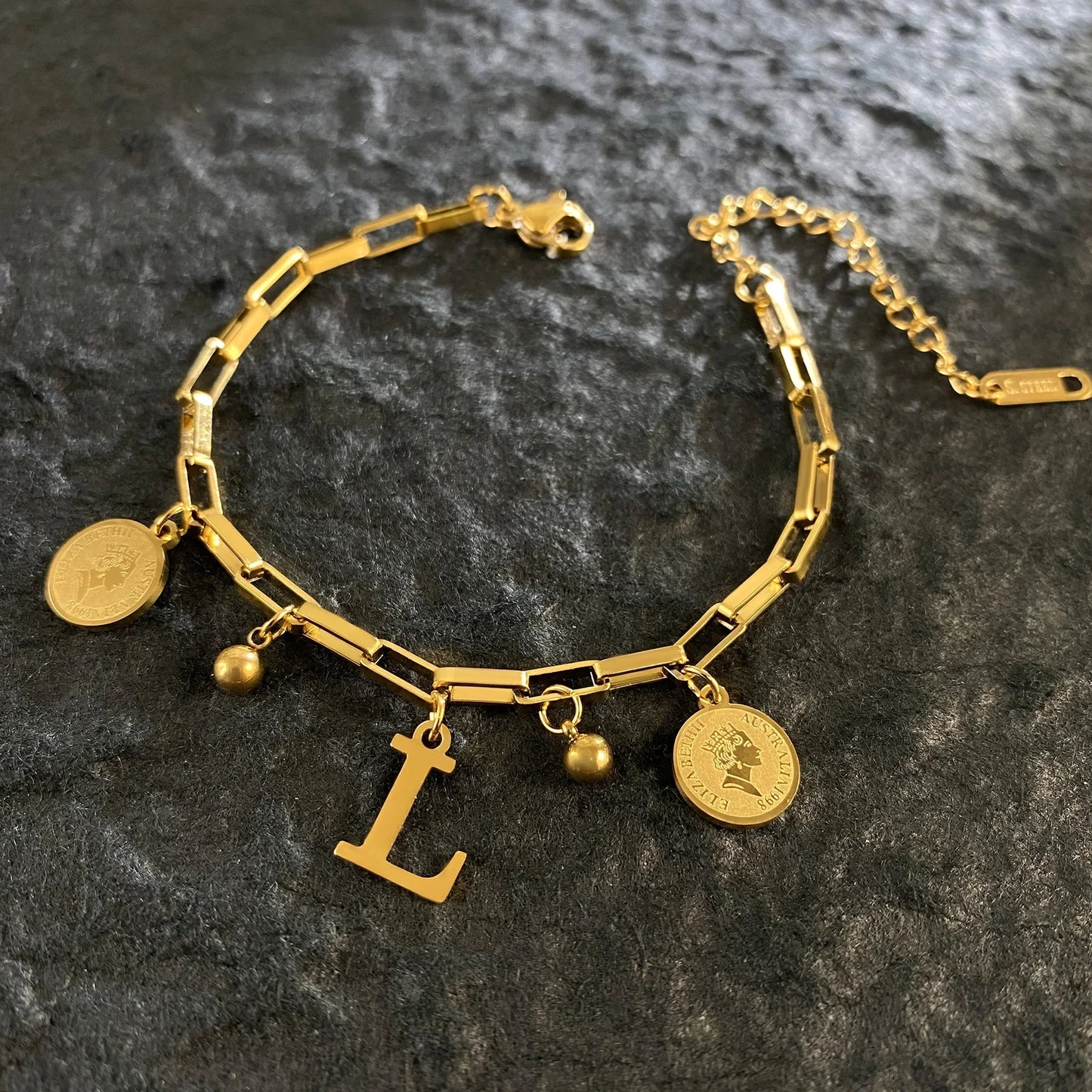 Queen Coin Letter 18K vergoldetes Edelstahlarmband für Frauen, kleiner Glockenanhänger, verstellbares Armband, klassischer Schmuck, Geschenk