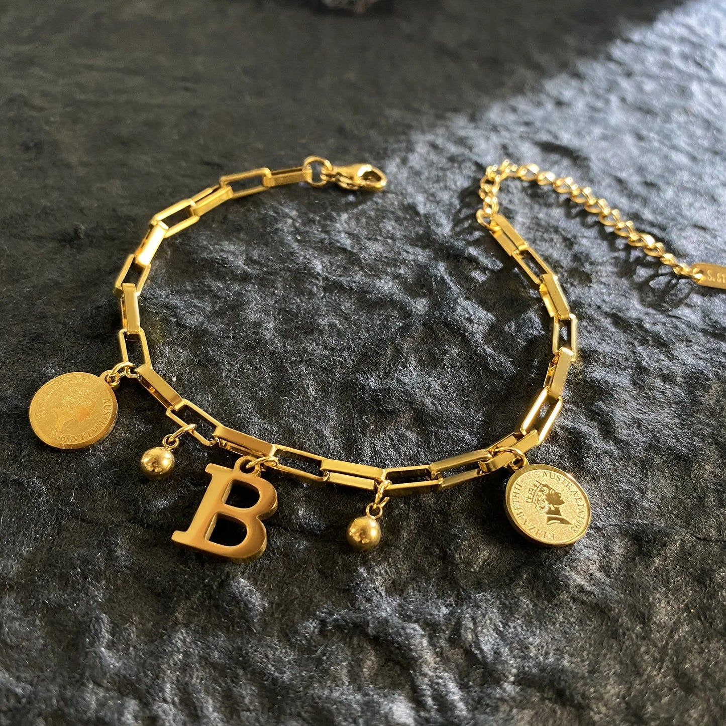 Queen Coin Letter 18K vergoldetes Edelstahlarmband für Frauen, kleiner Glockenanhänger, verstellbares Armband, klassischer Schmuck, Geschenk