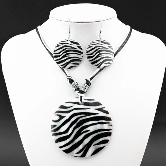 Mädchen Damen Zebra Muster Design Halskette Ohrringe Natürliche Muschel Schmuckset Schmetterling Schmuck für Dame Geschenk