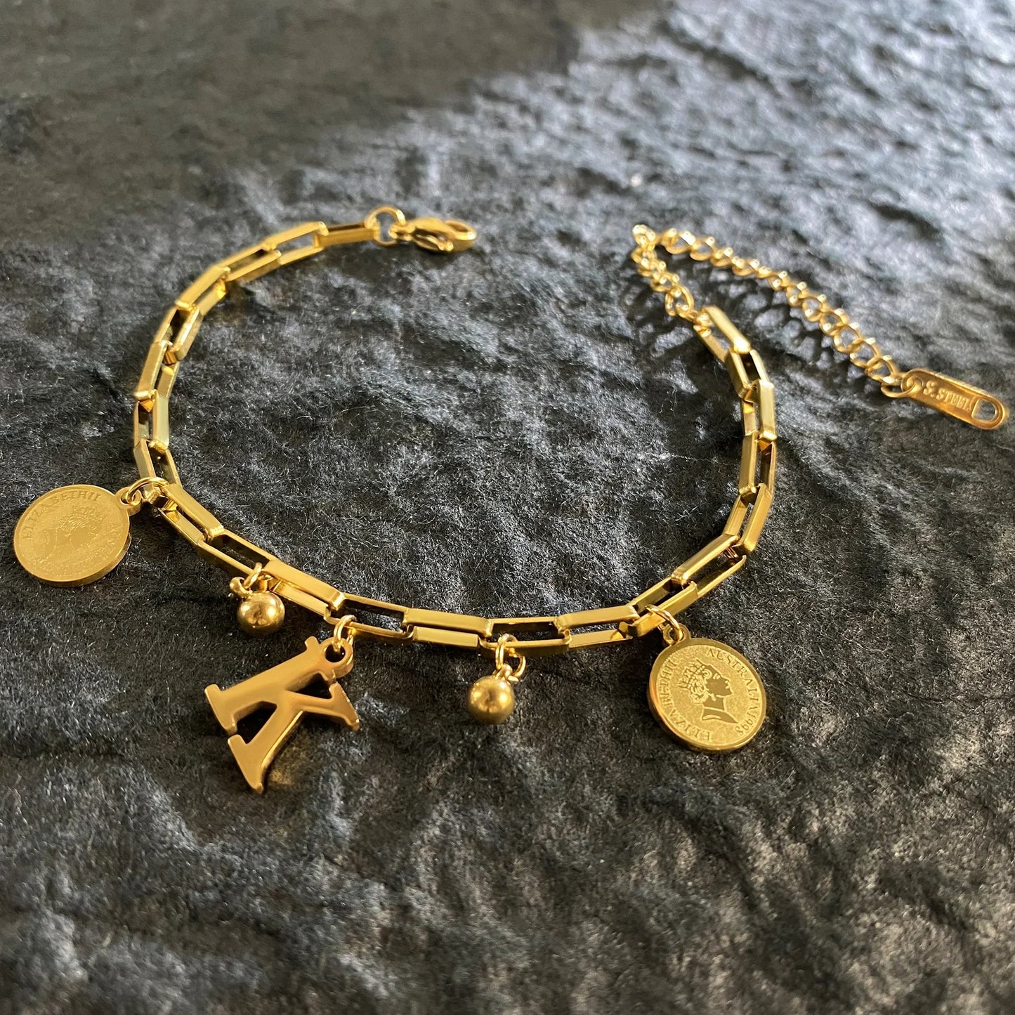 Queen Coin Letter 18K vergoldetes Edelstahlarmband für Frauen, kleiner Glockenanhänger, verstellbares Armband, klassischer Schmuck, Geschenk