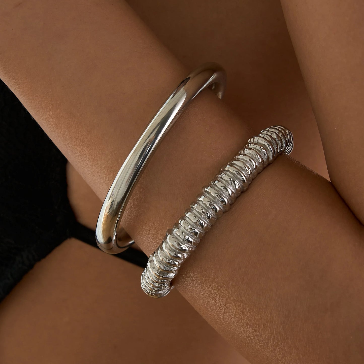 DASEIN 18k vergoldetes Gypsy-gestreiftes Manschettenarmband aus Edelstahl, hochwertige Anti-Mode-Armreifen, Luxus-Schmuck für Damen