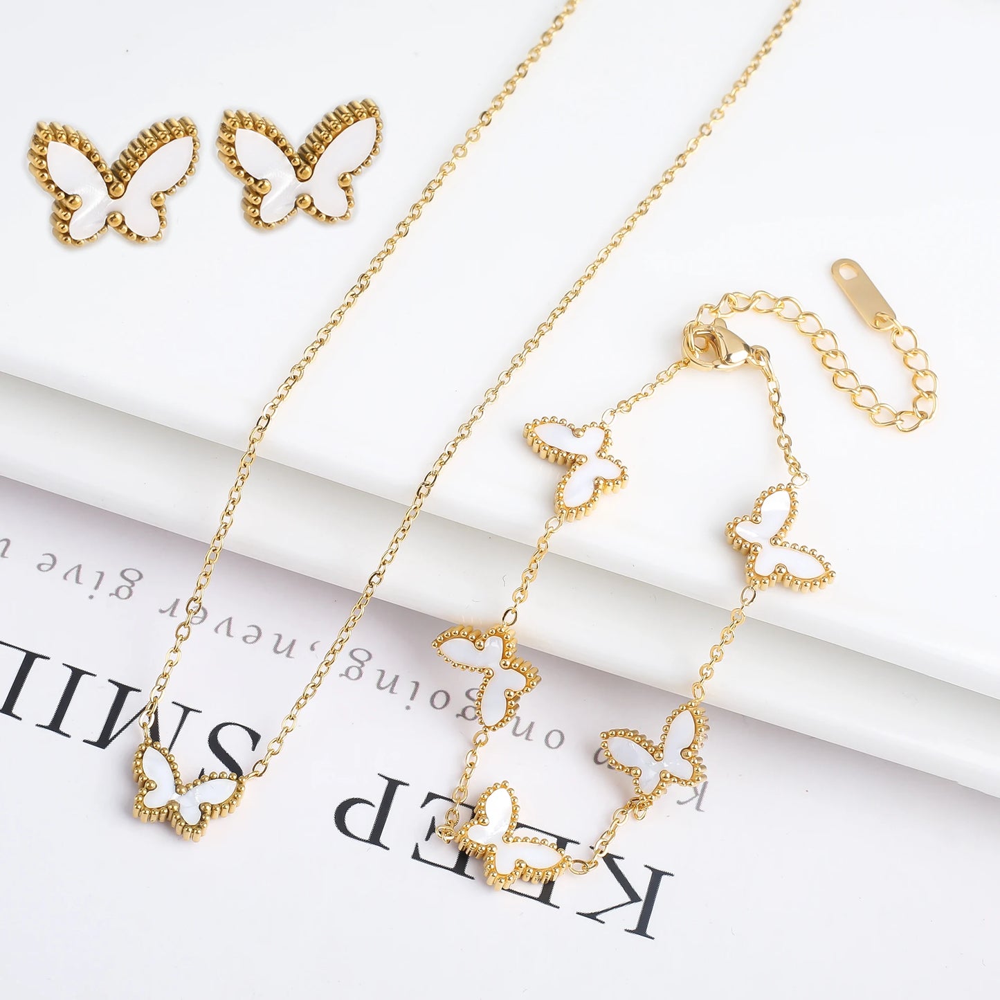 Hochwertiges, vergoldetes Edelstahl-Armband mit Schmetterlings-Insekten, klassisch für Damen und Mädchen, modisch, Party, Hochzeit, Schmuck, Kleeblatt