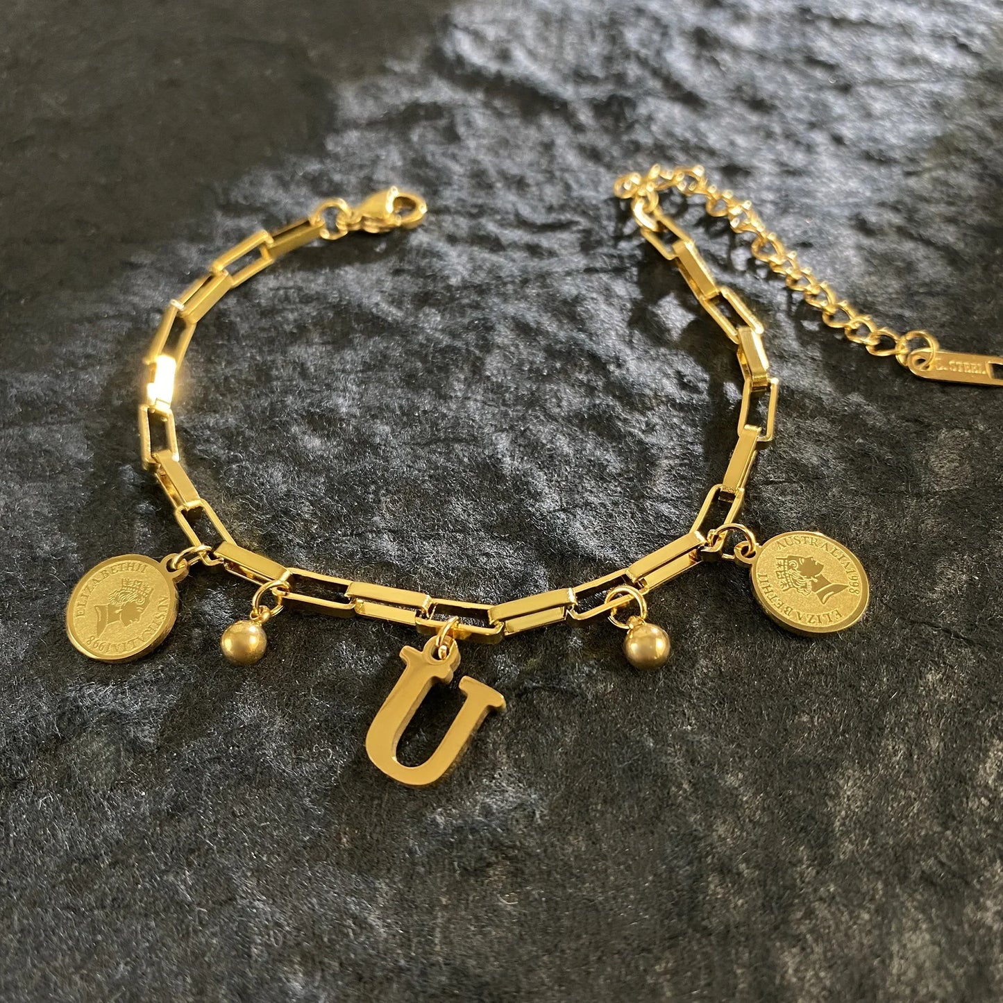 Queen Coin Letter 18K vergoldetes Edelstahlarmband für Frauen, kleiner Glockenanhänger, verstellbares Armband, klassischer Schmuck, Geschenk
