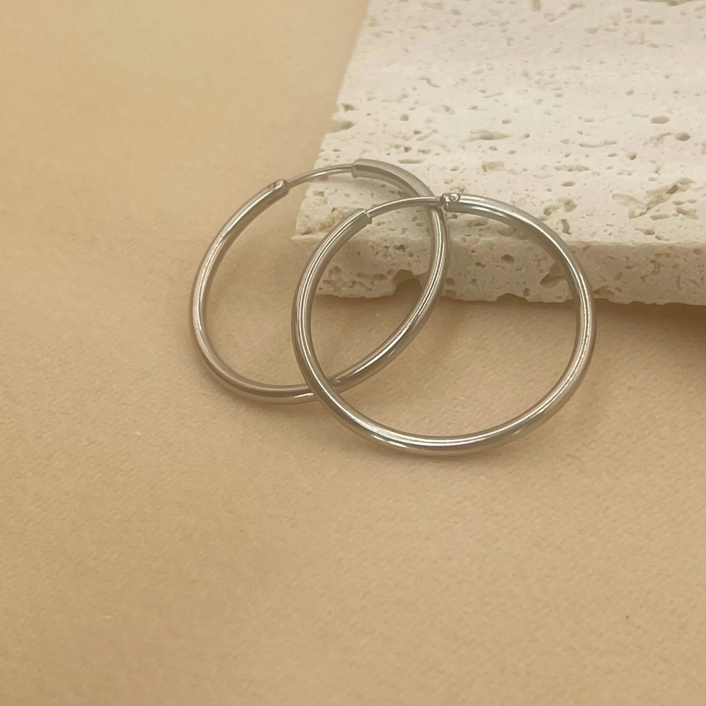 Edelstahl 12–70 mm minimalistische große Kreis-Creolen für Frauen, trendige goldfarbene Metall-glatte runde Ohrringe, Schmuck
