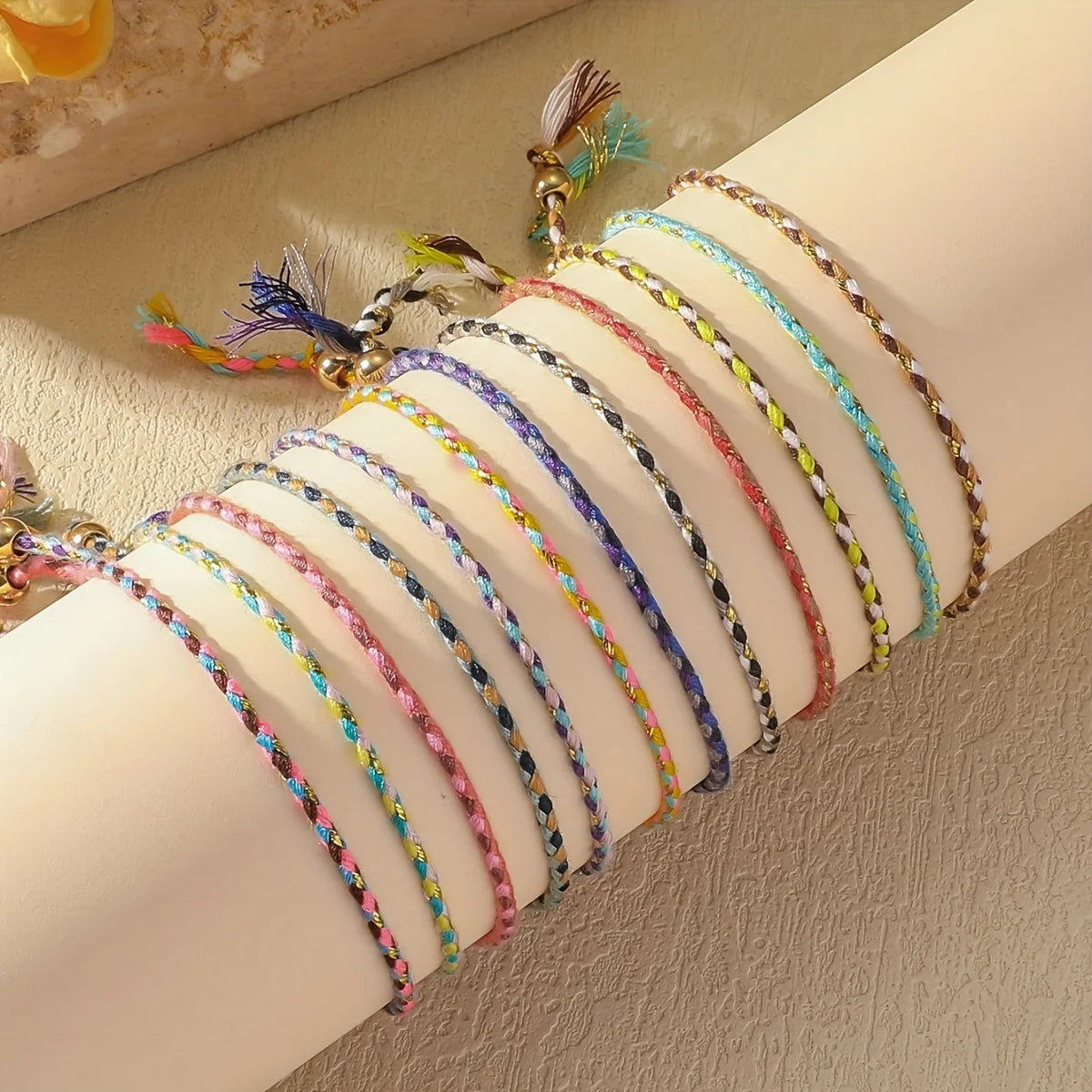 Ein Set mit 12 handgefertigten Armbändern aus Baumwollseilen im Vintage-Stil mit Quasten, geeignet für den täglichen Gebrauch und Damenaccessoires