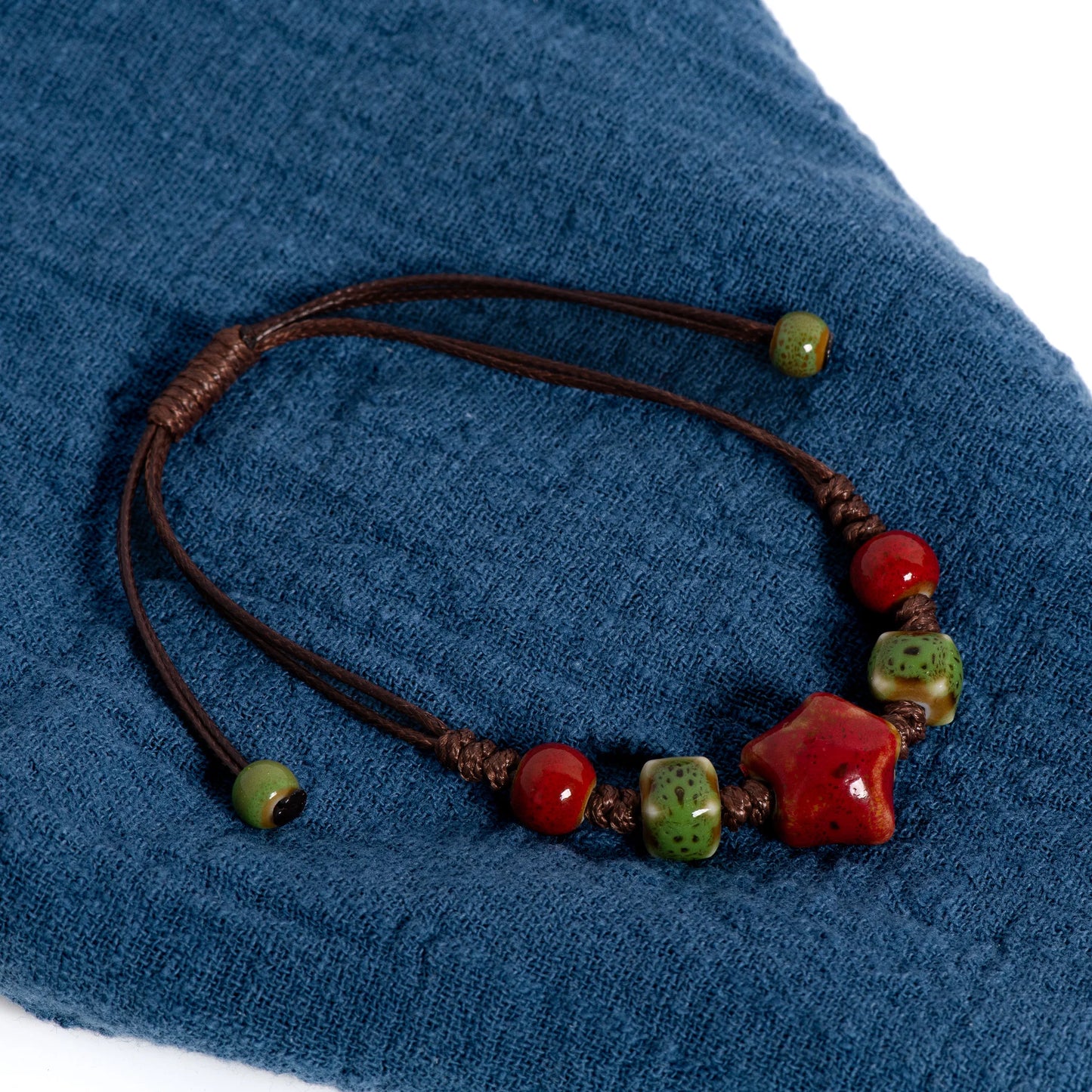 Handgefertigtes glasiertes grünes quadratisches Stern-Keramik-Armband, böhmischer verstellbarer minimalistischer Schmuck S02-028