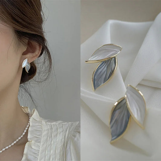 Süße Blatt-Ohrstecker für Frauen, frische blaue und weiße Pflanzen-Ohrstecker, exquisite Metall-Stil-Ohrringe, eleganter Schmuck, Geschenk