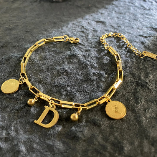 Queen Coin Letter 18K vergoldetes Edelstahlarmband für Frauen, kleiner Glockenanhänger, verstellbares Armband, klassischer Schmuck, Geschenk