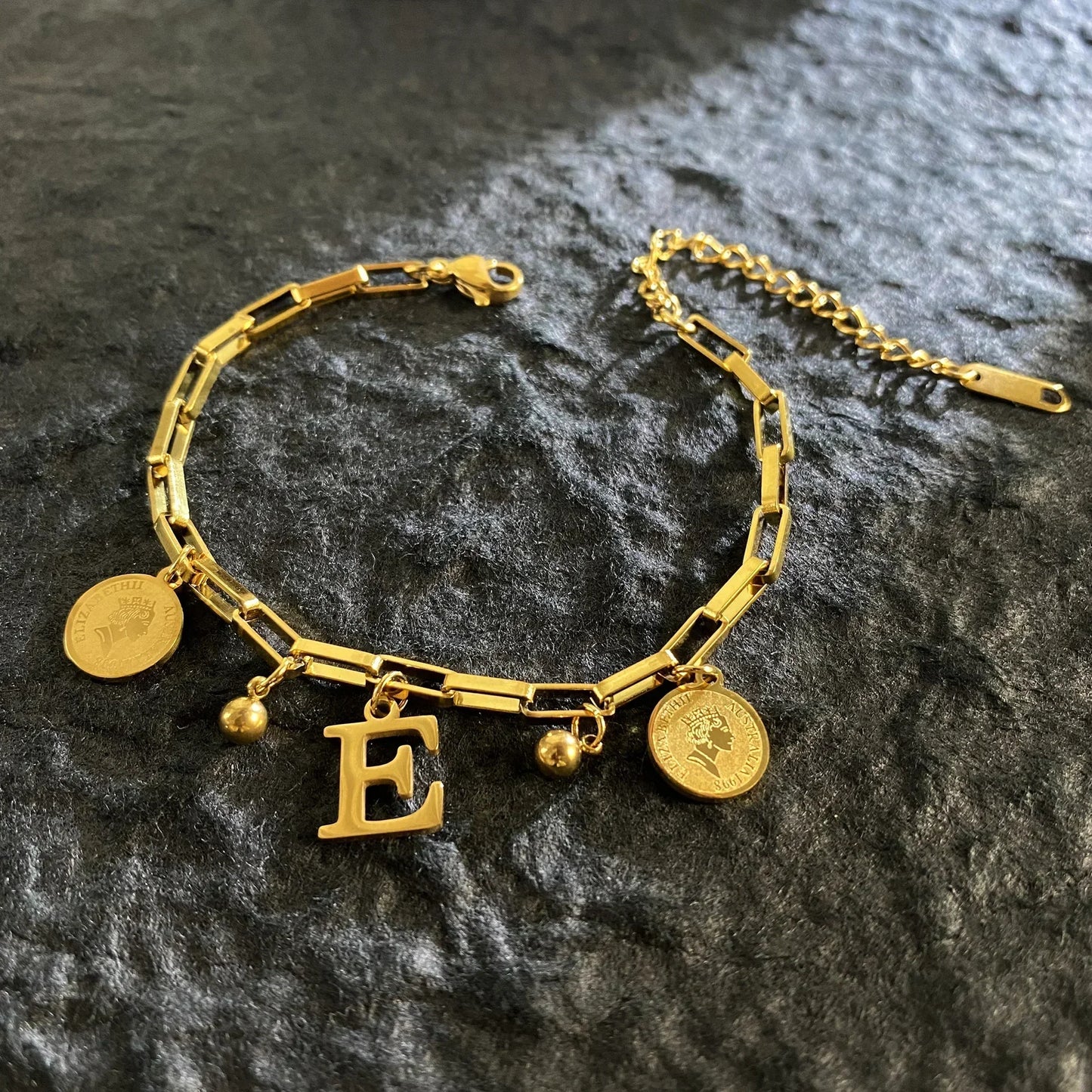 Queen Coin Letter 18K vergoldetes Edelstahlarmband für Frauen, kleiner Glockenanhänger, verstellbares Armband, klassischer Schmuck, Geschenk