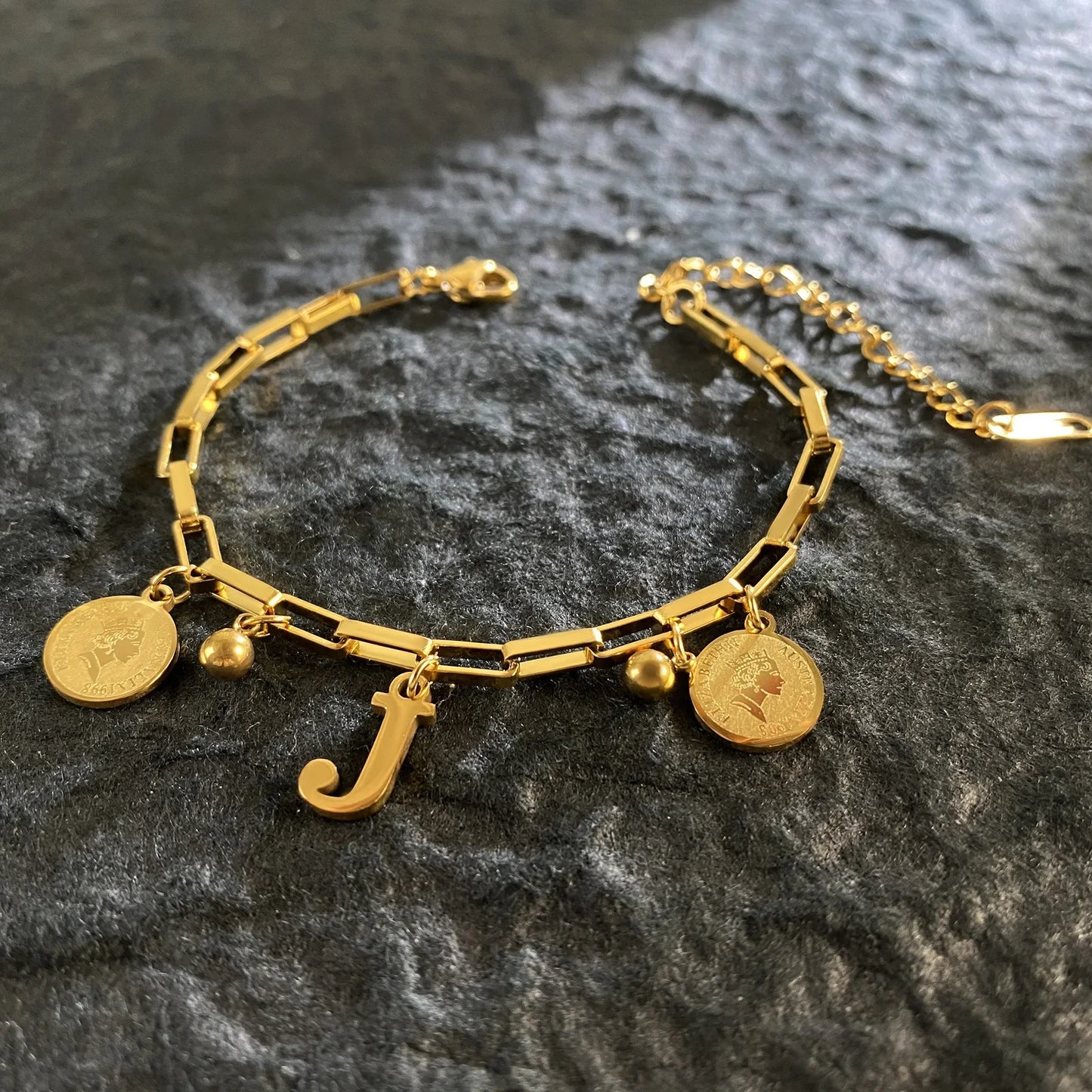 Queen Coin Letter 18K vergoldetes Edelstahlarmband für Frauen, kleiner Glockenanhänger, verstellbares Armband, klassischer Schmuck, Geschenk