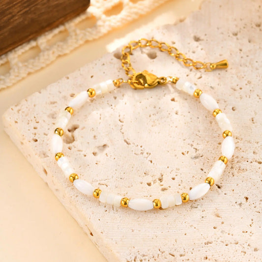 Weißes Muschelperlen-Armband für Damen, goldfarbene Edelstahlarmbänder, wasserdichtes Charm-Schmuckgeschenk
