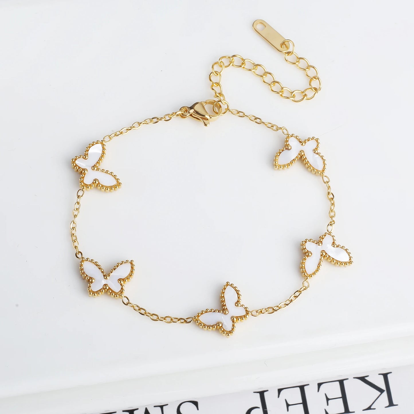 Hochwertiges, vergoldetes Edelstahl-Armband mit Schmetterlings-Insekten, klassisch für Damen und Mädchen, modisch, Party, Hochzeit, Schmuck, Kleeblatt
