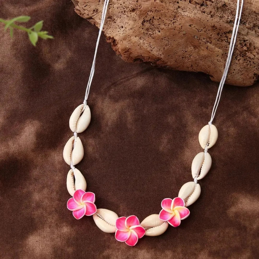 Mehrfarbiges handgewebtes Muschelarmband-Halsketten-Set im Strandurlaubsstil, weicher Keramikschmuck mit böhmischem Ei-Blumen-Design