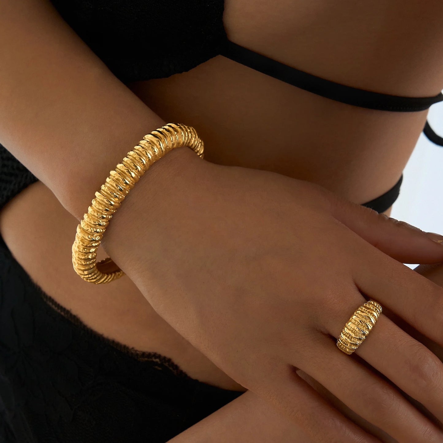 DASEIN 18k vergoldetes Gypsy-gestreiftes Manschettenarmband aus Edelstahl, hochwertige Anti-Mode-Armreifen, Luxus-Schmuck für Damen