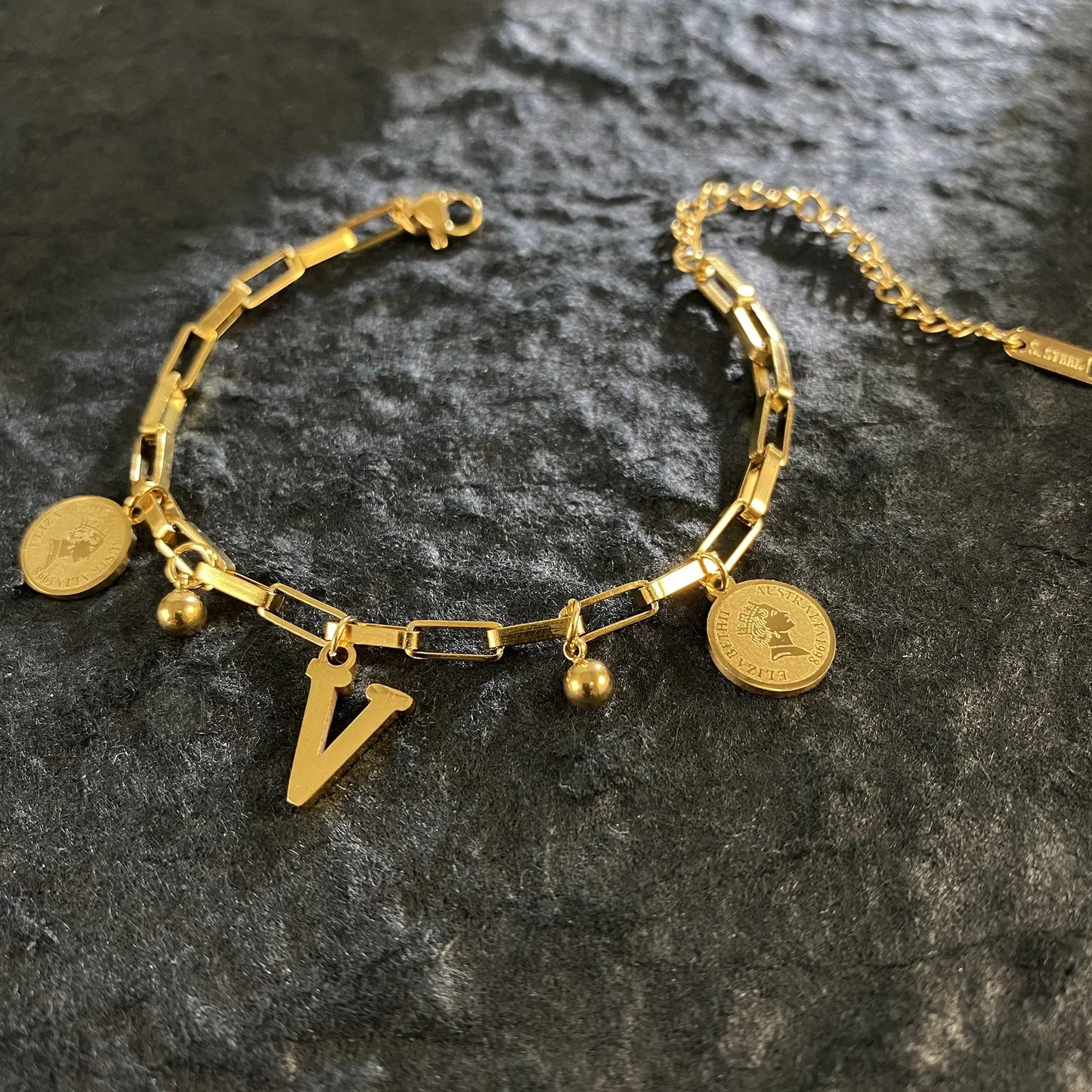 Queen Coin Letter 18K vergoldetes Edelstahlarmband für Frauen, kleiner Glockenanhänger, verstellbares Armband, klassischer Schmuck, Geschenk