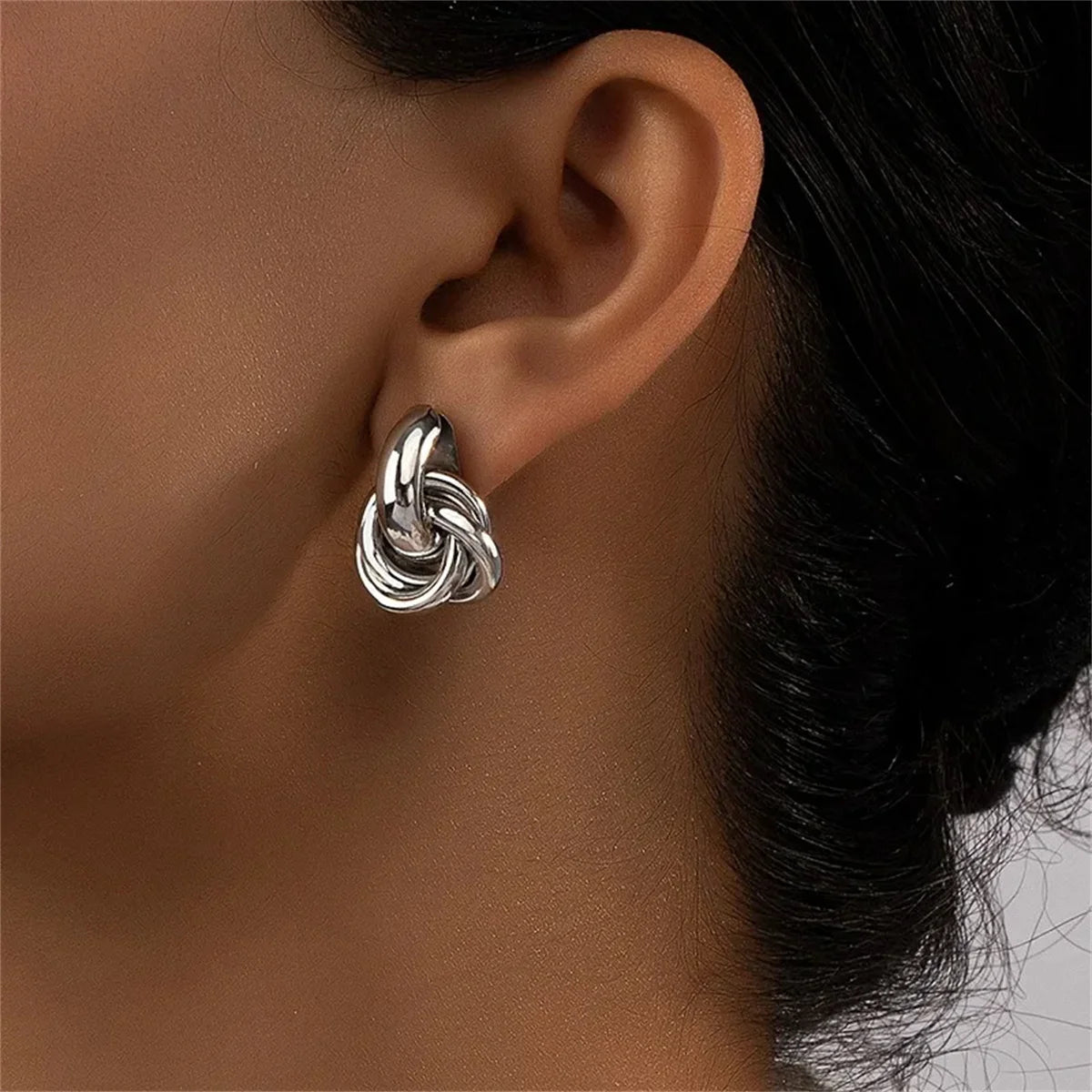 2 Stück trendige Edelstahl-Knoten-Creolen in Goldfarbe für Frauen, glänzender süßer Tragus-Knorpel-Ohrstecker, geeignet für Freundin
