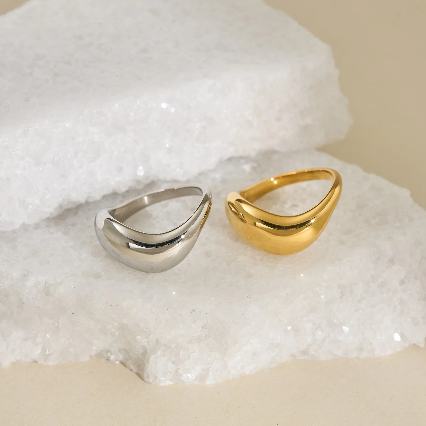 DASEIN Neuer minimalistischer, hochwertiger, gewellter, zierlicher Ring, 18 Karat PVD-vergoldeter Edelstahl, Laufsteg-Show-Schmuck, Paarringe