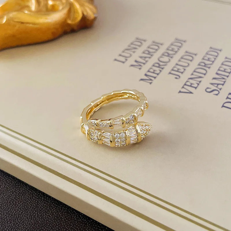 2023 Neu im offenen Ring mit Schlangenknochen für Frauen, glänzender Zirkonia, Kupferringe, Paar, lustiger Party-Schmuck, Geschenke