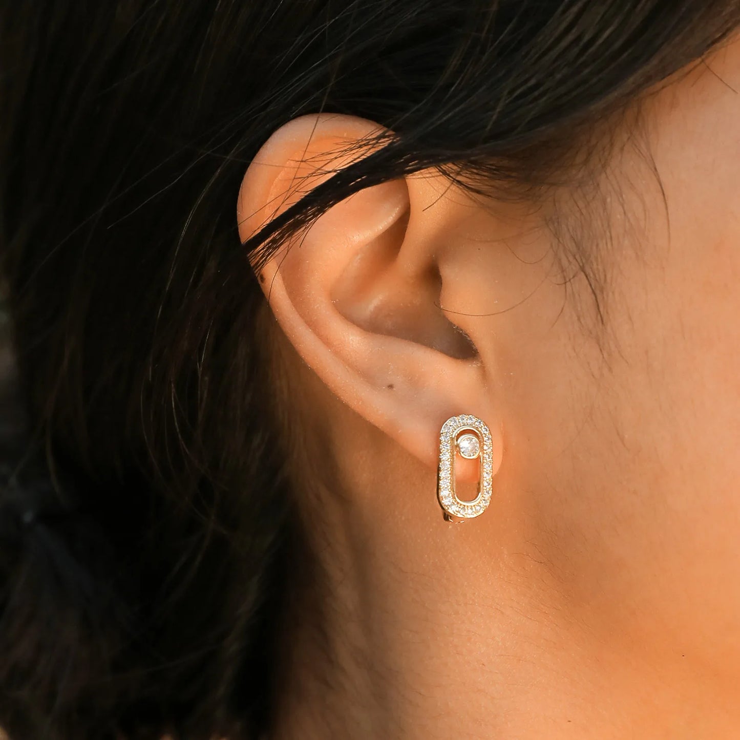 Frauen Mädchen Geometrische Trendy Creolen, Büroklammer Form Metall Ohrringe Bling AAA Zirkonia Stein Party Schmuck Huggies