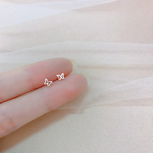 Silberfarbene, einfache kleine Schmetterlings-Ohrstecker für Damen, 925er Silbernadeln, hypoallergen, für den täglichen Gebrauch, Ohrpiercing-Schmuck